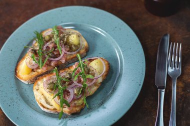 Bruschetta balık ve armut ile