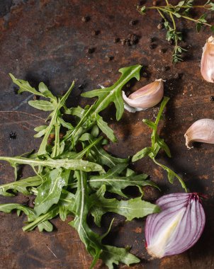 Baharatlar: roka, sarımsak, soğan ve kara biber