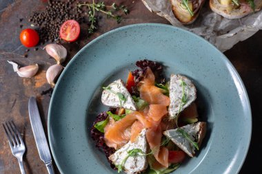 salata somon ve bruschetta