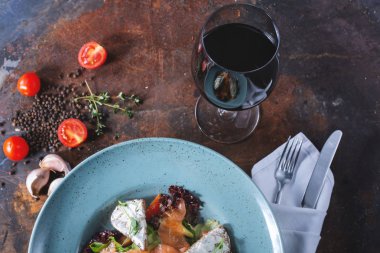 hafifçe tuzlanmış somon ve şarap salatası