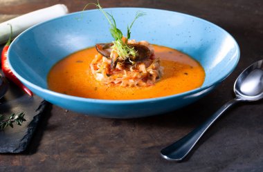 bouillabaisse balık çorbası mavi plaka 