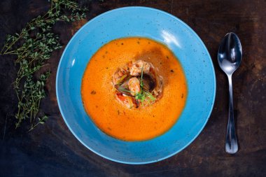 bouillabaisse balık çorbası mavi plaka 