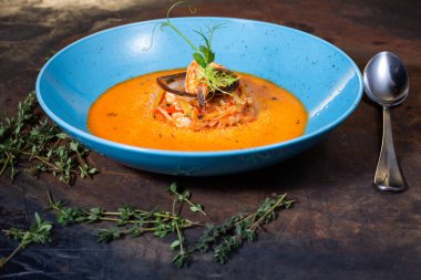 bouillabaisse balık çorbası mavi plaka 