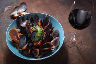 Midye çanağı gri arka plan üzerinde kırmızı şarap ile