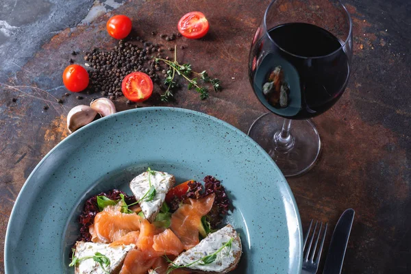 Ensalada Con Salmón Copa Vino — Foto de Stock