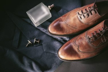 Mens aksesuarları. ceket ve parfüm ile ayakkabı 