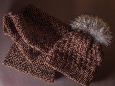 kahverengi kış şapka ve atkı