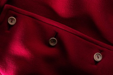 ahşap düğmeleri ile kırmızı ceket