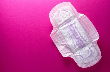 Sıhhi Peçete pembe bir arka plan üzerinde 