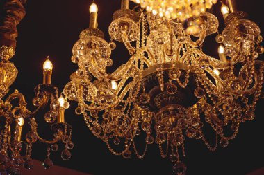 Büyük güzel avizeler, altın rengi, tavanda asılı yüksek güzel avizeler