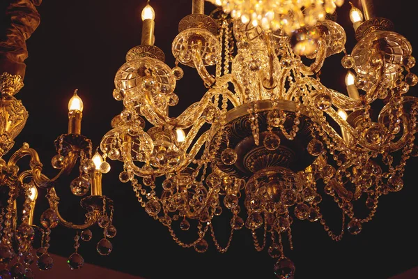Büyük güzel avizeler, altın rengi, tavanda asılı yüksek güzel avizeler