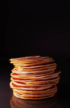 siyah arka plan üzerine kurutulmuş greyfurt kesmek 