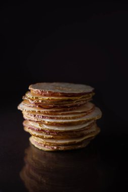 Koyu arka plan üzerinde kurutulmuş elma dilim