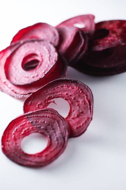 beyaz bir arka plan üzerinde kurutulmuş pancar dilimleri