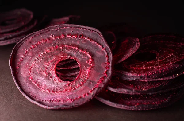 Pancar cips koyu arka plan üzerinde kurutulmuş 