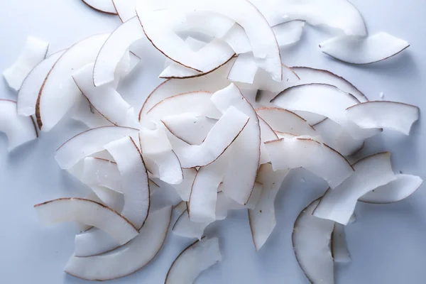 Getrocknete Kokosnuss Chips Auf Weiß — Stockfoto