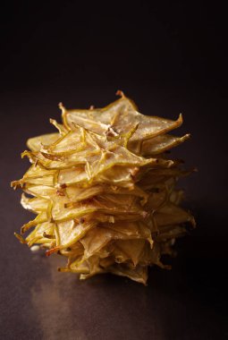 carom cips koyu arka plan üzerinde kurutulmuş 