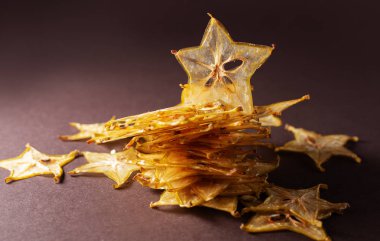 carom cips kahverengi zemin üzerine kurutulmuş 