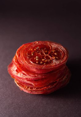 Kurutulmuş domates cips. Gevrek kurutulmuş domates dilimleri