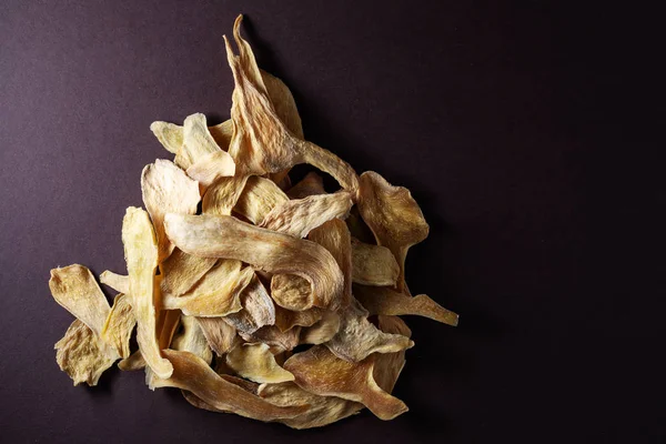 Dried Ginger Slices Brown Background — Stock Photo, Image