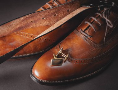 Erkek ayakkabı, kemer ve kol düğmeleri
