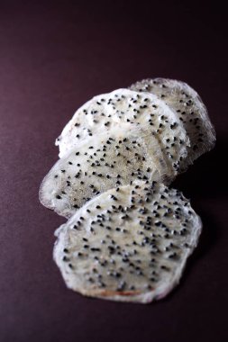 kahverengi kurutulmuş pitaya dilimleri 