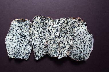 Dilimlenmiş kahverengi pitaya kurutulmuş 