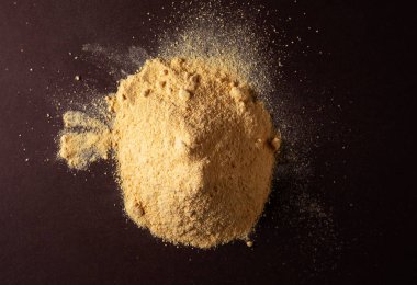 kahverengi zemin üzerine hardal tozu