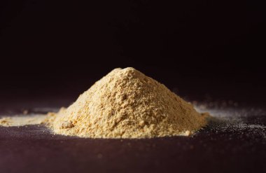 sarı tozu doku koyu arka plan üzerinde 