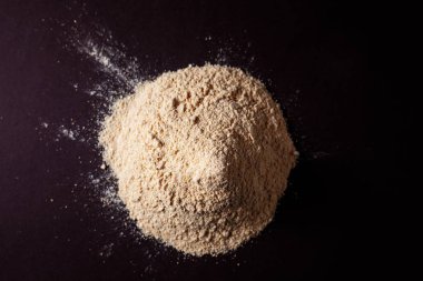 toz tepe üzerinde kahverengi zemin sarı 