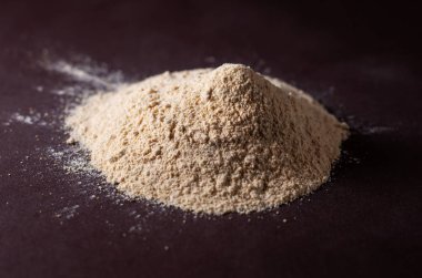 sarı tozu tepede koyu arka plan 