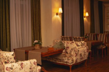 Restoran iç hizmet masaları ile