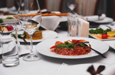 Bir restoranda yemek masası servis ettim. Restoran içi.. 