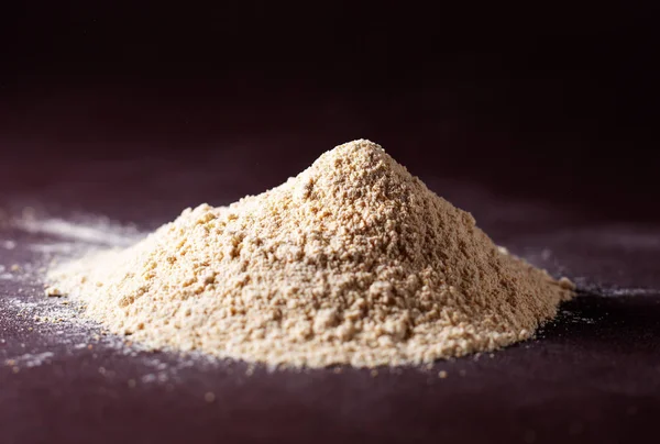 sarı tozu tepede koyu arka plan 