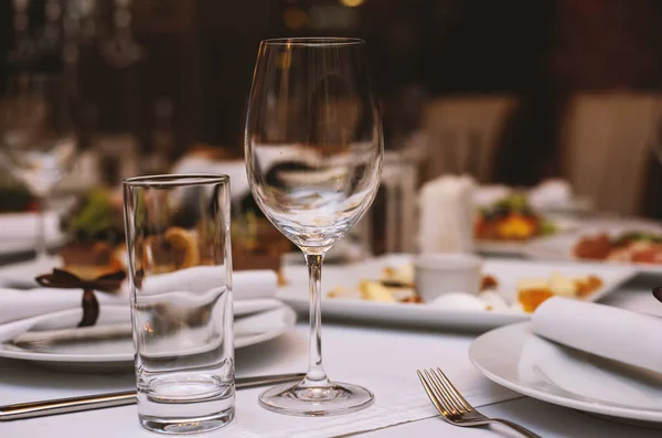 Ρύθμιση Του Πίνακα Κρασί Γυαλιά Πολυτελές Εστιατόριο — Φωτογραφία Αρχείου