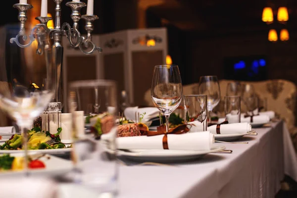 Catering Τραπέζι Set Service Ασημικά Και Γυάλινα Ποτήρια Στο Εστιατόριο — Φωτογραφία Αρχείου