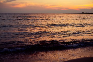 Güzel deniz manzarası akşam günbatımı deniz ve gökyüzü ufuk.