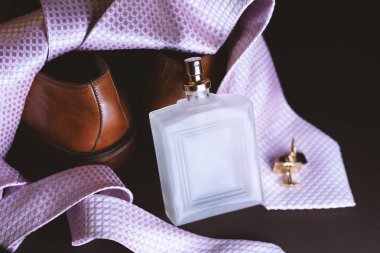 Mens aksesuarları. Kravat ve parfüm ile ayakkabı 