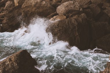 Deniz dalgalarının ve muhteşem Rocky sahillerinin havadan görünüşü