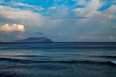 Gün batımında güzel tropik ada