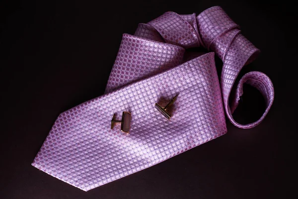ピンクのネクタイと暗い背景にカフ — ストック写真