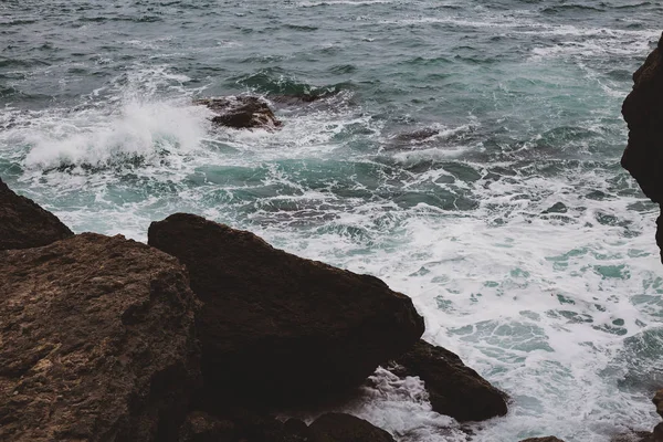 Vista Aérea Das Ondas Mar Fantástica Costa Rochosa — Fotografia de Stock