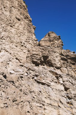 Doku ve arka plan mavi gökyüzü kayaya parçası