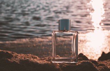 parfüm şişesi akşam gün batımına karşı. kadın güzellik kavramı.