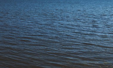 Koyu Dalgalı su dalgalanma ile göl rüzgarda.