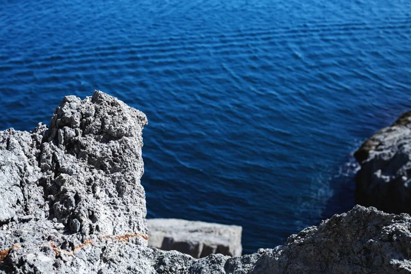 Grandi Pietre Uno Sfondo Acqua Blu — Foto Stock