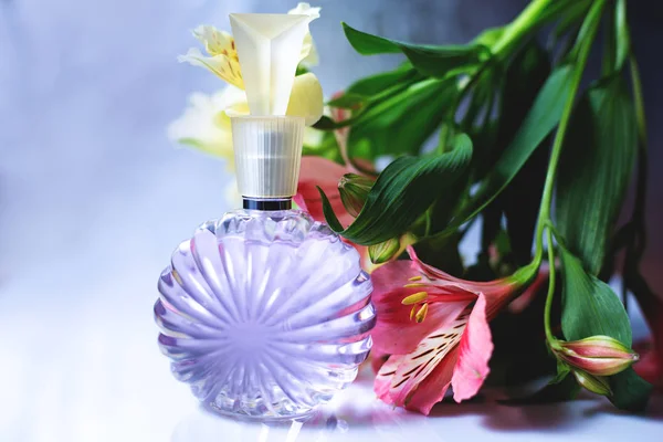 Vrouwen Parfum Fles — Stockfoto