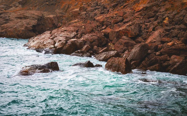 Paisagem Natureza Onda Mar Quebra Contra Pedras — Fotografia de Stock