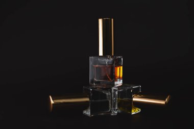 Üç küçük şişe parfüm