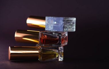 Üç küçük şişe parfüm